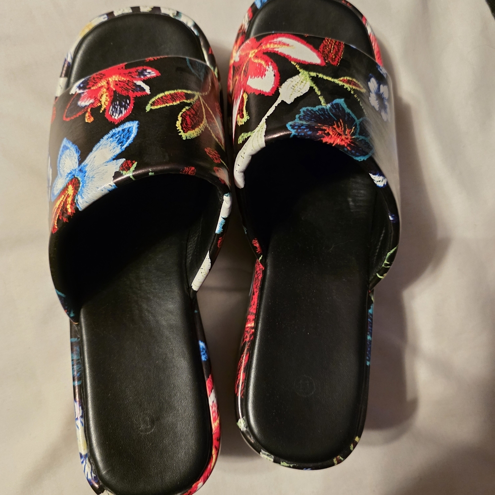 Source Unknown Black Floral Embroidered Mules